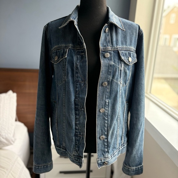 GAP Classic Medium Wash Denim Jacket w 6 Pockets - Picture 1 of 17